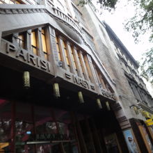 入口は控えめなデザイン