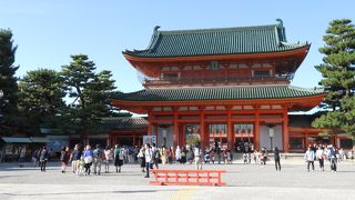 白砂と朱塗りの建物が美しい・・