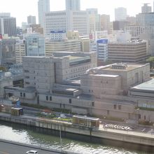 建物を斜背後から俯瞰