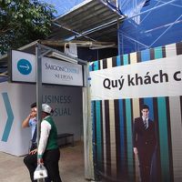 工事中の外観。看板が小さくてわかりづらい。