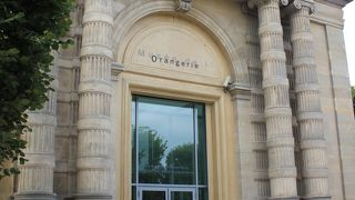 自然光で見る、モネ晩年の大作「睡蓮」が２部屋に