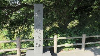 城山の東麓に屋形を築いて・・・