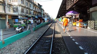 住宅街のど真ん中に駅がある