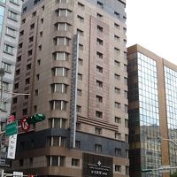 ビルに囲まれている