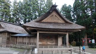 茅葺屋根の能舞台