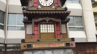 駅前にあります