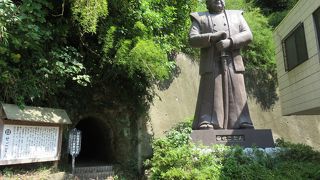 アーチ形の洞窟が・・・