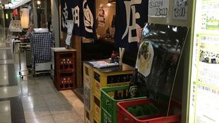 安い居酒屋。立ち飲みの店もありますが、ここは座れます。