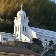 岬の先端に建つ純白の教会