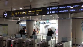 仁川空港から金浦空港へ利用。