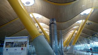 内部のデザインが素敵な空港