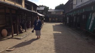 扮装して散策を楽しんだ。