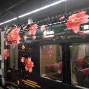 黒と桜のすごく綺麗な車両