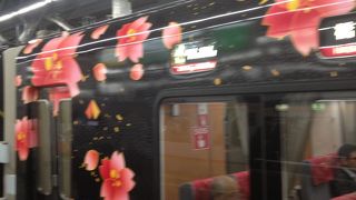 黒と桜のすごく綺麗な車両