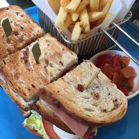 プールサイドで食べたクラブサンド