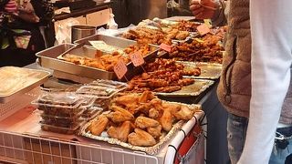 にぎやかな商店街