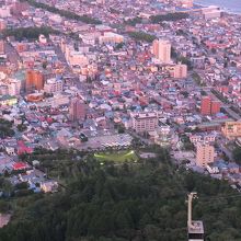 くれなずむ函館の街を背景に