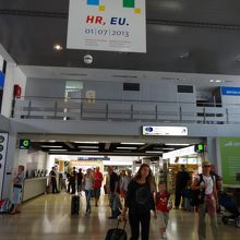 ザグレブ国際空港のターミナルビル内部