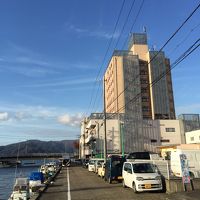 隣にスーパーがあります