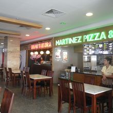 日本料理のお寿司にピザのコーナーもあります。