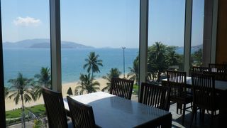 きれいでエアコンのきいたスーパーとフードコートは利用価値大