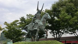 彦根初代藩主井伊直政の騎馬像