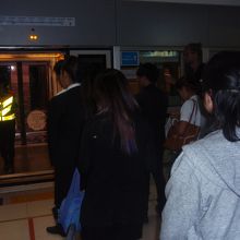 折り返しの電車が到着すると、一旦降車確認してから乗車する。