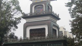 珍しいステンドグラスの神門がある尾山神社