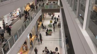 新しい建物の匂いがした