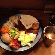 ドリンクも飲み放題。ルイボスティー，コーヒーなど。