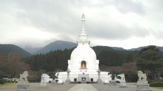 真っ白い仏舎利塔