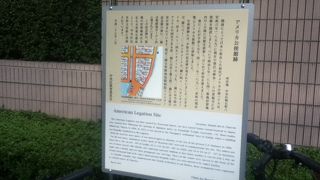 カラーの地図のある説明板が立っている