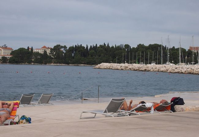 ホテルが運営する良く整備されたビーチ