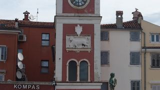 ロヴィニ旧市街チトー広場のランドマーク