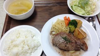 今の沖縄を代表する洋食中心の食堂。