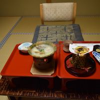 脚が悪いので椅子とテーブルを用意してもらった