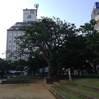 ゆいレール牧志駅と南西観光ホテル