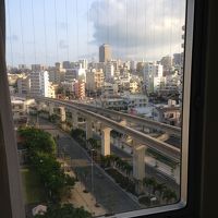 客室からゆいレールを望む