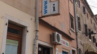 ロヴィニのバス停留所近くにある観光案内所