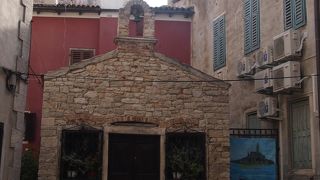 ロヴィニ旧市街の街並みに囲まれた16世紀の小さな教会