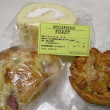 上が巣鴨ロール、下の左がベーコンパン、右がクロッカン