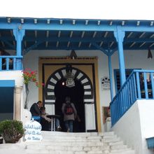 入口に餃子像が...