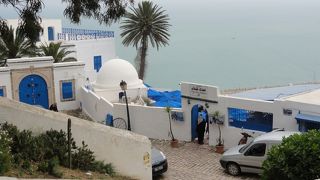 美しいチュニジアンブルー