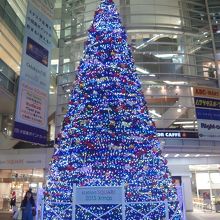 自由通路上に置かれたクリスマスツリー