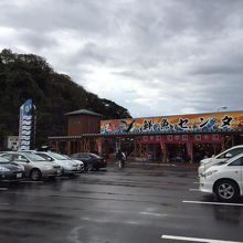 正面が鮮魚店。左が蟹を食べる席です