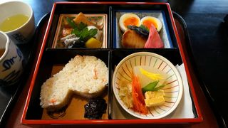 ごはんが瓢箪の形に盛られています。