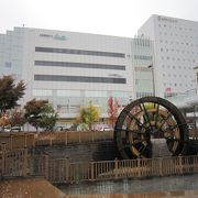 駅前の商業施設ビルで上田情報ライブラリー図書館が入っています