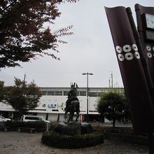 騎馬像と上田駅