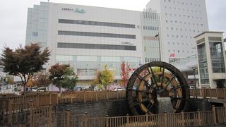駅前の商業施設ビルで上田情報ライブラリー図書館が入っています