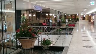 水が流れる地下街